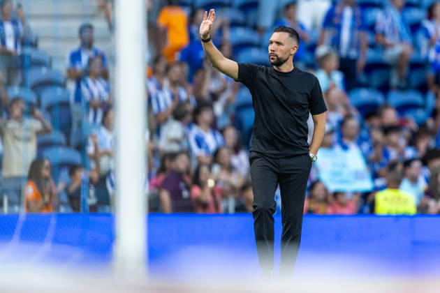 FC Porto v FC Alverca - Liga Portugal Betclic 2026 27 Francesco Farioli, head coach of FC Porto, is seen thanking fans after the win during the FC Porto versus FC Alverca match for the Liga Portugal Betclic 2026 27 at Estadio do Dragao in Porto, Portugal, on August 9, 2026. Porto Porto Portugal Copyright: xMiguelxLemosx originalFilename:lemos-fcportox260809_npZt7