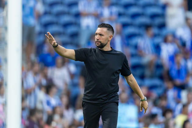 FC Porto v FC Alverca - Liga Portugal Betclic 2026 27 Francesco Farioli, head coach of FC Porto, is seen thanking fans after the win during the FC Porto versus FC Alverca match for the Liga Portugal Betclic 2026 27 at Estadio do Dragao in Porto, Portugal, on August 9, 2026. Porto Porto Portugal Copyright: xMiguelxLemosx originalFilename:lemos-fcportox260809_npzuY