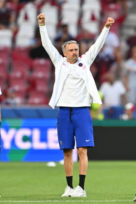 Paris Saint-Germain v Aston Villa - UEFA Super Cup SALZBURG, AUSTRIA - AUGUST 12: Paris Saint-Germain head coach Luis Enrique greets fans after stepping onto the pitch ahead of the UEFA Super Cup match between Paris Saint-Germain and Aston Villa at Salzburg Stadium in Salzburg, Austria, on August 12, 2026. Isa Terli Anadolu Salzburg Austria. Editorial use only. Please get in touch for any other usage. Copyright: x2026xAnadoluxIsaxTerlix