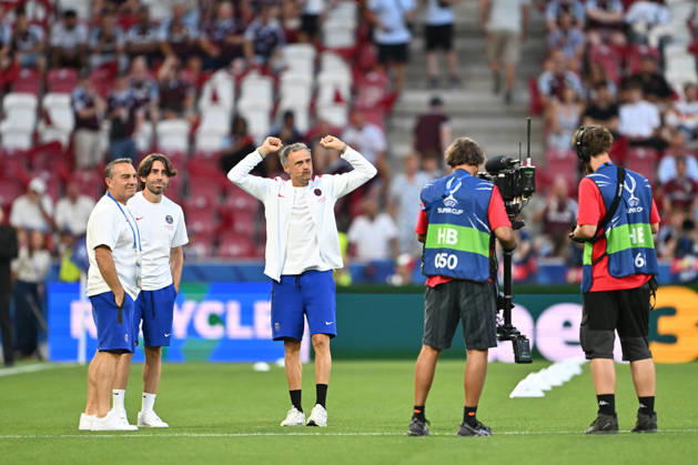 Paris Saint-Germain v Aston Villa - UEFA Super Cup SALZBURG, AUSTRIA - AUGUST 12: Paris Saint-Germain head coach Luis Enrique greets fans after stepping onto the pitch ahead of the UEFA Super Cup match between Paris Saint-Germain and Aston Villa at Salzburg Stadium in Salzburg, Austria, on August 12, 2026. Isa Terli Anadolu Salzburg Austria. Editorial use only. Please get in touch for any other usage. Copyright: x2026xAnadoluxIsaxTerlix