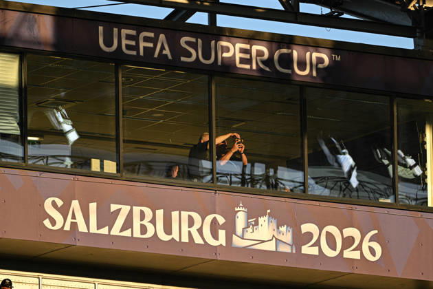 Paris Saint-Germain v Aston Villa - UEFA Super Cup SALZBURG, AUSTRIA - AUGUST 12: Fans observe the partial solar eclipse through protective solar viewing glasses ahead of the UEFA Super Cup match between Paris Saint-Germain and Aston Villa in Salzburg, Austria, on August 12, 2026. Harun Ozalp Anadolu Salzburg Austria. Editorial use only. Please get in touch for any other usage. Copyright: x2026xAnadoluxHarunxOzalpx
