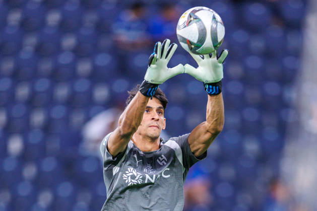 Al Hilal v Al Faisaly: Saudi Pro League RIYADH, SAUDI ARABIA - AUGUST 14: Yassine Bounou of team Al Hilal FC warms up during the Saudi Pro League game between Al Hilal and Al Faisaly at Kingdom Arena on August 14, 2026 in Riyadh, Saudi Arabia. (Photo by Abdullah Ahmed IMAGO) Riyadh Kingdom Arena Saudi Arabia Copyright: xAbdullahxAhmedx