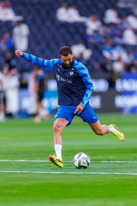 Al Hilal v Al Faisaly: Saudi Pro League RIYADH, SAUDI ARABIA - AUGUST 14: Karim Benzema of team Al Hilal FC warms up during the Saudi Pro League game between Al Hilal and Al Faisaly at Kingdom Arena on August 14, 2026 in Riyadh, Saudi Arabia. (Photo by Abdullah Ahmed IMAGO) Riyadh Kingdom Arena Saudi Arabia Copyright: xAbdullahxAhmedx