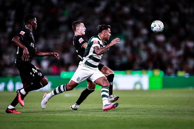 August 14, 2026, Lisboa, Lisboa, Portugal: Rodrigo Zalazar of Sporting CP controls the ball during the primeira liga Portugal Betclic match between Sporting CP and Vitoria at Estadio Jose Alvalade in Lisboa on August 14, 2026 Lisboa Portugal - ZUMAg283 20260814_zsp_g283_044 Copyright: xJoaoxGregoriox
