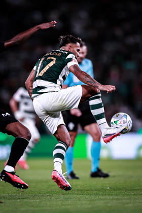 August 14, 2026, Lisboa, Lisboa, Portugal: Rodrigo Zalazar of Sporting CP controls the ball during the primeira liga Portugal Betclic match between Sporting CP and Vitoria at Estadio Jose Alvalade in Lisboa on August 14, 2026 Lisboa Portugal - ZUMAg283 20260814_zsp_g283_045 Copyright: xJoaoxGregoriox