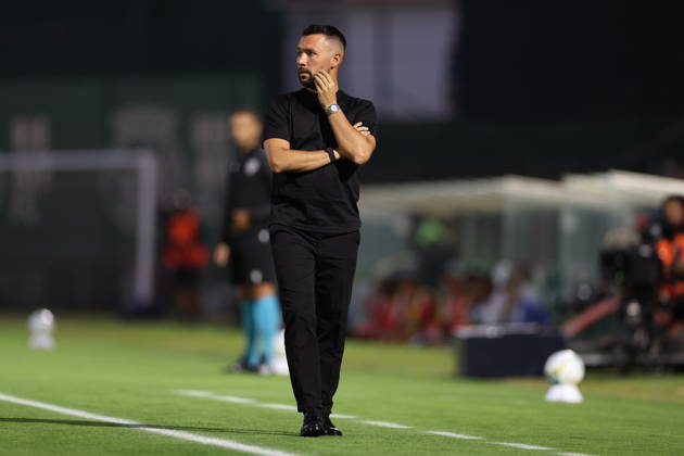 August 15, 2026, Vila Do Conde, Porto, Portugal: VILA DO CONDE, PORTUGAL - AUGUST 15: Francesco Farioli of FC Porto gives instructions from the sideline during the Liga Portugal Betclic 2026 27 match between Rio Ave and FC Porto at Estadio dos Arcos on August 15, 2026 in Vila do Conde, Portugal. Vila Do Conde Portugal - ZUMAe141 20260815_zsp_e141_019 Copyright: xLuisxEirasx
