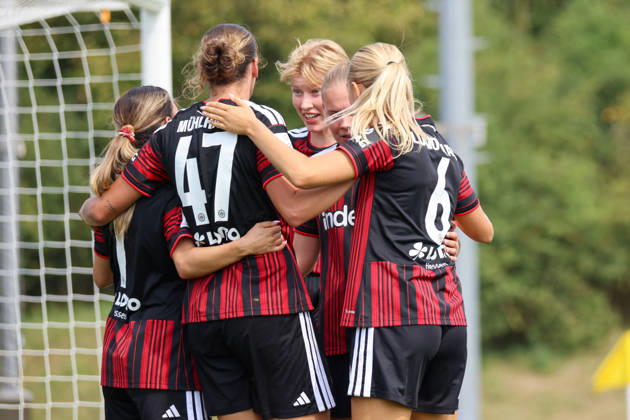 Herzogenaurach, Germany, August 16, 2026, Friendly Match: Olympique Lyon Women vs. Eintracht Frankfurt Women. Pictured from left: Second goal scorer Larissa Mühlhaus (SGE) scores the 1–0 goal for Frankfurt. Goal scorer Larissa Mühlhaus (SGE) scores the 1–0 goal for Frankfurt and celebrateswith her teammates Copyright: HMBxMedia MadeleinexFantini