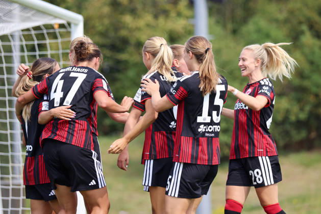 Herzogenaurach, Germany, August 16, 2026, Friendly Match: Olympique Lyon Women vs. Eintracht Frankfurt Women. Pictured from left: Larissa Mühlhaus (SGE), the second goal scorer, scores the 1–0 goal for Frankfurt. Goal scorer Larissa Mühlhaus (SGE) scores the 1–0 goal for Frankfurt and celebrateswith her teammates Copyright: HMBxMedia MadeleinexFantini