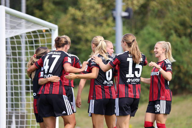 Herzogenaurach, Germany, August 16, 2026, Friendly Match: Olympique Lyon Women vs. Eintracht Frankfurt Women. Pictured from left: Second goal scorer Larissa Mühlhaus (SGE) scores the 1–0 goal for Frankfurt. Goal scorer Larissa Mühlhaus (SGE) scores the 1–0 goal for Frankfurt and celebrateswith her teammates Copyright: HMBxMedia MadeleinexFantini