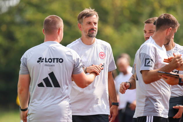 Herzogenaurach, Germany, August 16, 2026: Friendly match between Olympique Lyon Women and Eintracht Frankfurt Women. Pictured, from left, SGE assistant head coach Niko Arnautis high-fives his teammates after the victory over Lyon. Copyright: HMBxMedia MadeleinexFantini