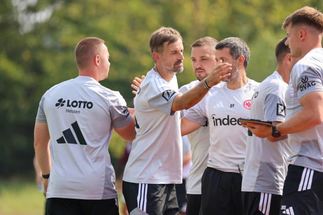 Herzogenaurach, Germany, August 16, 2026: Friendly match between Olympique Lyon Women and Eintracht Frankfurt Women. Pictured, from left: SGE assistant head coach Niko Arnautis high-fives teammates after the victory over Lyon. Copyright: HMBxMedia MadeleinexFantini