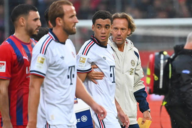 Jamal MUSIALA of Bayern Munich collapses again,faints, is led off the field by Dr. Peter UEBLACKER, FCB team doctor; featuring Harry KANE, Bayern Munich soccer friendly match: FC Heidenheim 1, FC Bayern Munich 2-5 on August 18, 2025, at VOITH ARENA