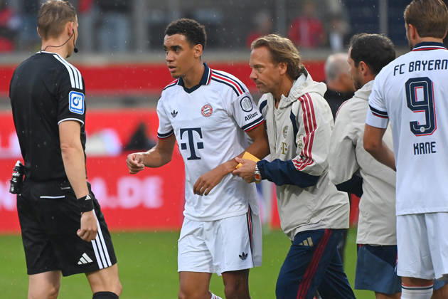 Jamal MUSIALA of Bayern Munich collapses again; he faints and is led off the field by Dr. Peter UEBLACKER, the FCB team doctor, during a soccer exhibition match between 1. FC Heidenheim and FC Bayern Munich (2–5) on August 18, 2025, VOITH ARENA