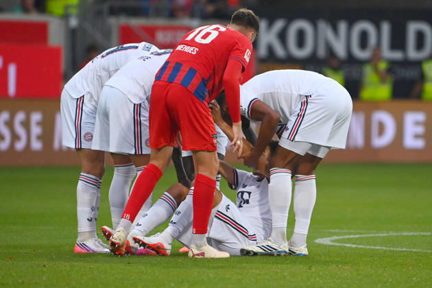 Jamal MUSIALA of Bayern Munich collapses again; he faints, and teammates come to his aid. Soccer friendly match: 1. FC Heidenheim vs. FC Bayern Munich 2–4 on August 18, 2025, at VOITH ARENA