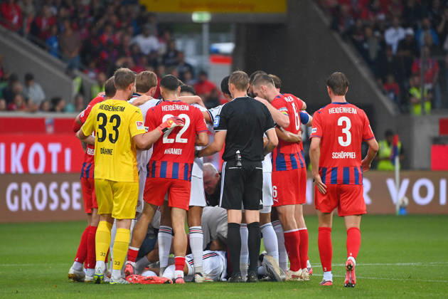 Jamal MUSIALA of Bayern Munich collapses again; he faints; players and referees form a circle. Soccer friendly match: 1. FC Heidenheim 1, FC Bayern Munich 2, on August 18, 2025, at VOITH ARENA