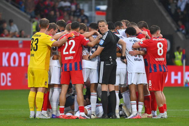 Jamal MUSIALA of Bayern Munich collapses again; he faints; players and referees form a circle. Soccer friendly match: 1. FC Heidenheim 1, FC Bayern Munich 2, on August 18, 2025, at VOITH ARENA