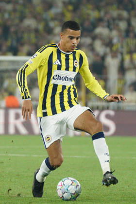 August 18, 2026, Kadikoy, Istanbul, Turkey: Mason Greenwood (C) of Fenerbahce controls the ball during the UEFA Champions League play-off round match between Fenerbahce and Olympique Lyonnais at the Chobani Stadium, Fenerbahce Sukru Saracoglu Sports Complex in Istanbul, Turkey, on August 18, 2026. Kadikoy Turkey - ZUMAu194 20260818_zip_u194_015 Copyright: xTolgaxUluturkx
