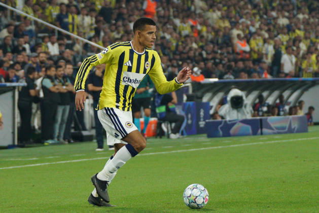 August 18, 2026, Kadikoy, Istanbul, Turkey: Mason Greenwood (C) of Fenerbahce controls the ball during the UEFA Champions League play-off round match between Fenerbahce and Olympique Lyonnais at the Chobani Stadium, Fenerbahce Sukru Saracoglu Sports Complex in Istanbul, Turkey, on August 18, 2026. Kadikoy Turkey - ZUMAu194 20260818_zip_u194_021 Copyright: xTolgaxUluturkx