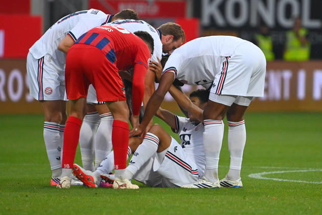 Jamal MUSIALA of Bayern Munich collapses again, faints; players come to his aid. Soccer friendly match: 1. FC Heidenheim vs. FC Bayern Munich 2–4 on August 18, 2025, at VOITH ARENA