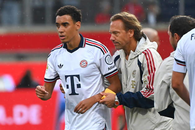Jamal MUSIALA of Bayern Munich collapses again, faints; Dr. Peter UEBLACKER, FCB team doctor, helps him off the field. Soccer friendly match: 1 FC Heidenheim vs. FC Bayern Munich 2-4 on August 18, 2025, VOITH ARENA