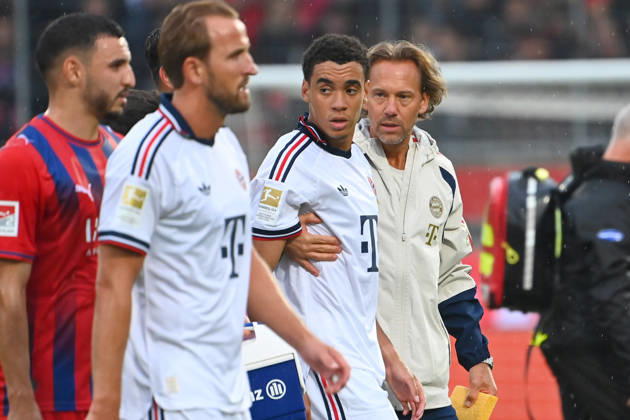 Jamal MUSIALA of Bayern Munich collapses again and faints, Dr. Peter UEBLACKER, FCB team doctor, accompanies him off the field; Harry KANE, Bayern Munich; Soccer Friendly Match: FC Heidenheim 1, FC Bayern Munich 2; August 18, 2025; VOITH ARENA