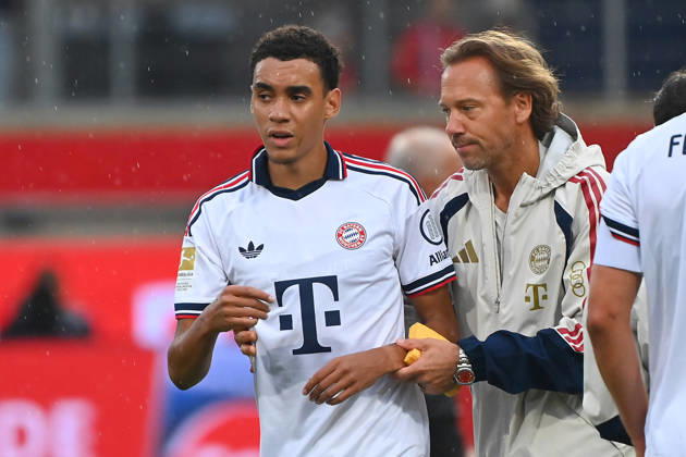 Jamal MUSIALA of Bayern Munich collapses again, faints; Dr. Peter UEBLACKER, FCB team doctor, helps him off the field. Soccer friendly match: 1 FC Heidenheim vs. FC Bayern Munich 2–4 on August 18, 2025, VOITH ARENA