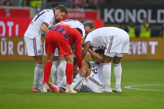 Jamal MUSIALA of Bayern Munich collapses again, faints, players help him. Soccer friendly match: 1 FC Heidenheim vs. FC Bayern Munich 2-4 on August 18, 2025, at the VOITH ARENA