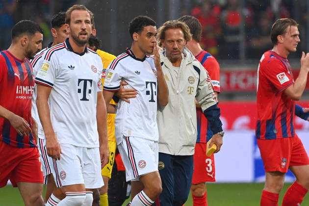 Jamal MUSIALA of Bayern Munich collapses again, faints, Dr. Peter UEBLACKER, FCB team doctor, accompanies him off the field. Harry KANE, Bayern Munich; soccer friendly match: FC Heidenheim 1, FC Bayern Munich 2, on August 18, 2025, at VOITH ARENA