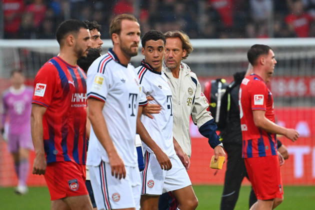Jamal MUSIALA of Bayern Munich collapses again, faints, Dr. Peter UEBLACKER, FCB team doctor, accompanies him off the field. Harry KANE, Bayern Munich; soccer friendly match: FC Heidenheim 1, FC Bayern Munich 2, on August 18, 2025, at VOITH ARENA