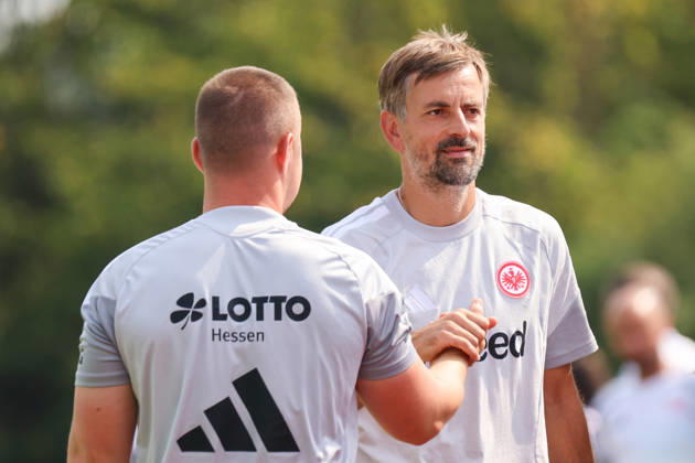 Herzogenaurach, Germany, August 16, 2026: Friendly match between Olympique Lyon Women and Eintracht Frankfurt Women. Pictured, from left: SGE assistant head coach Niko Arnautis high-fives teammates after the victory over Lyon. Copyright: HMBxMedia MadeleinexFantini