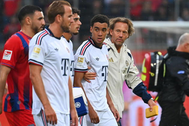 Jamal MUSIALA of Bayern Munich collapses again; he faints and is led off the field by Dr. Peter UEBLACKER, FCB team doctor; left: Aleksandar PAVLOVIC of Bayern Munich, Harry KANE, Bayern Munich, soccer friendly match: 1 FC Heidenheim vs. FC Bayern Munich 2–4 on August 18, 2025, at the VOITH ARENA