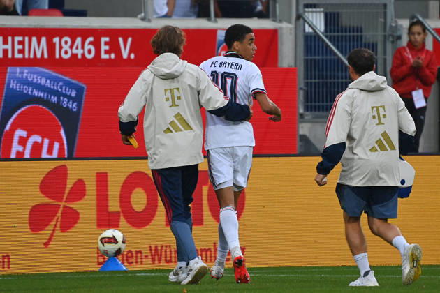 Jamal MUSIALA of Bayern Munich collapses again; he faints and is led off the field by Dr. Peter UEBLACKER, the FCB team doctor, during a soccer friendly match between 1. FC Heidenheim and FC Bayern Munich (1–2) on August 18, 2025, VOITH ARENA