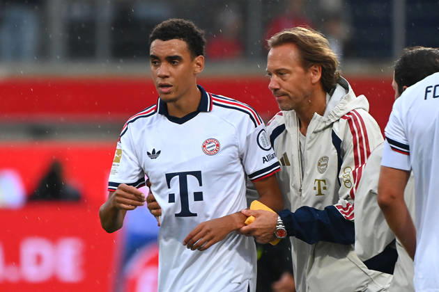 Jamal MUSIALA of Bayern Munich collapses again; he faints and is led off the field by Dr. Peter UEBLACKER, the FCB team doctor, during a soccer friendly match between 1. FC Heidenheim and FC Bayern Munich (1–2) on August 18, 2025, VOITH ARENA