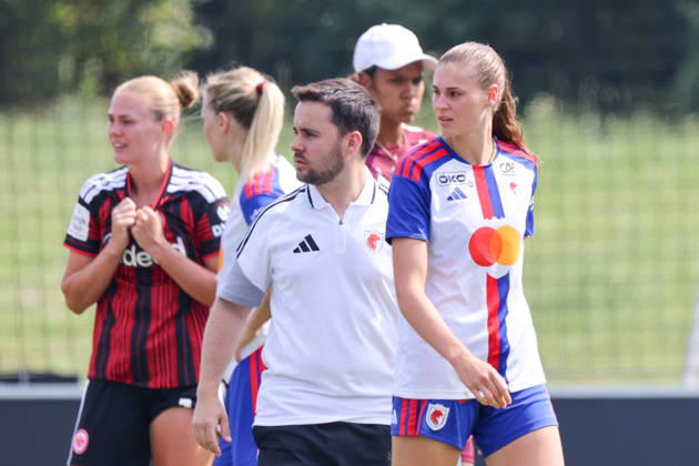 Herzogenaurach, Germany, August 16, 2026: Friendly match between Olympique Lyon Women and Eintracht Frankfurt Women. Pictured, from left: Assistant Head Coach Jonathan Giraldez (Lyon) and Jule Brand (Lyon) Copyright: HMBxMedia MadeleinexFantini