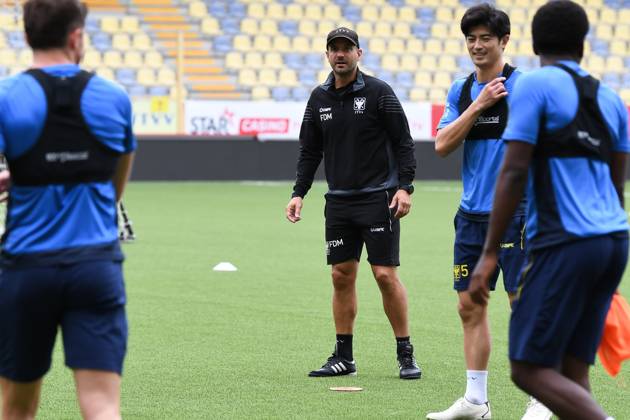 STVV s head coach Frederic De Meyer pictured during a training session of Belgian soccer team Sint-Truidense V.V., Wednesday 19 August 2026 in Sint-Truiden, in preparations of the first leg of the play-off round for the UEFA Europa League league phase, against Cypriot team AC Omonoia Nicosia. JILLxDELSAUX x183761571x