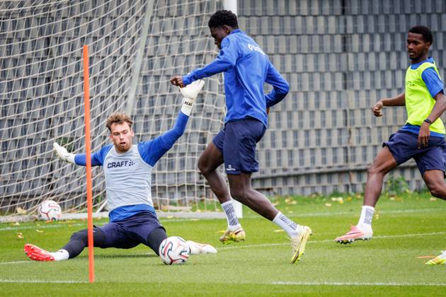 Gent s goalkeeper Kjell Peersman and Gent s Leonardo Lopes Da Silva pictured in action during a training session of Belgian soccer team KAA Gent, Wednesday 19 August 2026 in Gent, in preparations of the first leg of the play-off round for the UEFA Conference League league phase, against Scottish team Hibernian FC. KURTxDESPLENTER  x183764499x
