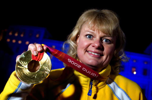 2006 Winter Olympics, Medal Ceremony, Curling: Anette Norberg of Sweden, the skip, holds up her gold medal in Turin, Italy  Copyright: xMarcusxEricssonx