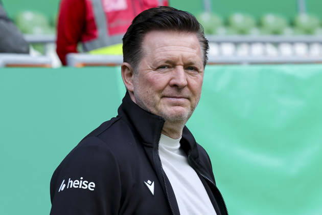 Hannover 96 coach Christian Titz watches during the DFB Cup match between SV Hemelingen and Hannover 96 at Weserstadion in Bremen on August 22, 2026, Germany. Photo by Marco Steinbrenner, DeFodi Images. Coach Christian Titz of Hannover 96 looks on during the DFB Cup match between SV Hemelingen and Hannover 96 at Weserstadion on August 22, 2026 in Bremen, Germany. Photo by Marco Steinbrenner, DeFodi Images. Photo by Marco Steinbrenner, DeFodi Images.