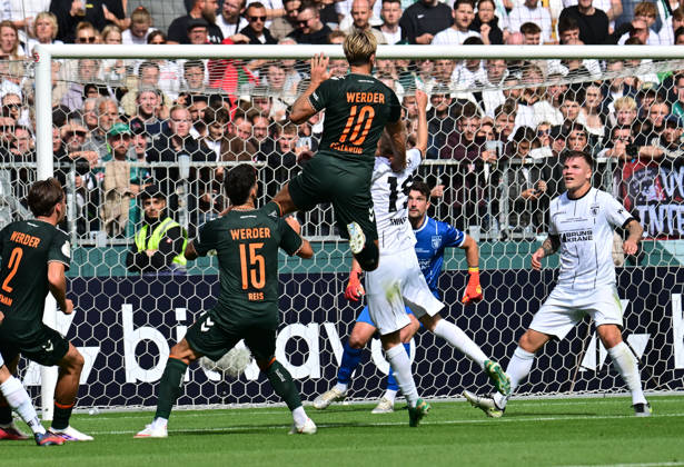 August 22, 2026, German Soccer, Men s, DFB Cup, 1st Round, 2026–2027 Season, Hamburg, Lüneburger SK vs. Werder Bremen: Niclas Füllkrug (Werder 10) attempts to score a goal past goalkeeper Tommy Henze (Pauli 01). DFB and DFL regulations prohibit any use of photographs as image sequences and or quasi-video. Hamburg Millerntor Stadium, Hamburg, Germany Copyright: xnordphotoxGmbH xWitkex