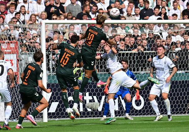 August 22, 2026, German Soccer, Men s, DFB Cup, 1st Round, 2026–2027 Season, Hamburg, Lüneburger SK vs. Werder Bremen: Niclas Füllkrug (Werder 10) attempts to score a goal past goalkeeper Tommy Henze (Pauli 01). DFB and DFL regulations prohibit any use of photographs as image sequences and or quasi-video. Hamburg Millerntor Stadium, Hamburg, Germany Copyright: xnordphotoxGmbH xWitkex