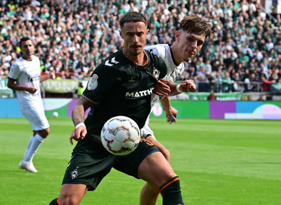 August 22, 2026, German Soccer, Men, DFB Cup, 1st Round, 2026–2027 Season, Hamburg, Lüneburger SK vs. Werder Bremen: Marco Friedl (Werder, 32) tries to get past Tjark Dörr (Lüneburg, 20). DFB and DFL regulations prohibit any use of photographs as image sequences and or quasi-video. Hamburg Millerntorstadion, Hamburg, Germany Copyright: xnordphotoxGmbH xWitkex