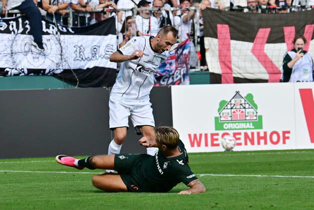 August 22, 2026, German Soccer, Men, DFB Cup, 1st Round, 2026–2027 Season, Hamburg, Lüneburger SK vs. Werder Bremen: Niclas Füllkrug (Werder, No. 10) fouls Marian Kunze (Lüneburg, No. 10) and receives a yellow card. DFB and DFL regulations prohibit any use of photographs as image sequences and or quasi-video. Hamburg Millerntorstadion, Hamburg, Germany Copyright: xnordphotoxGmbH xWitkex