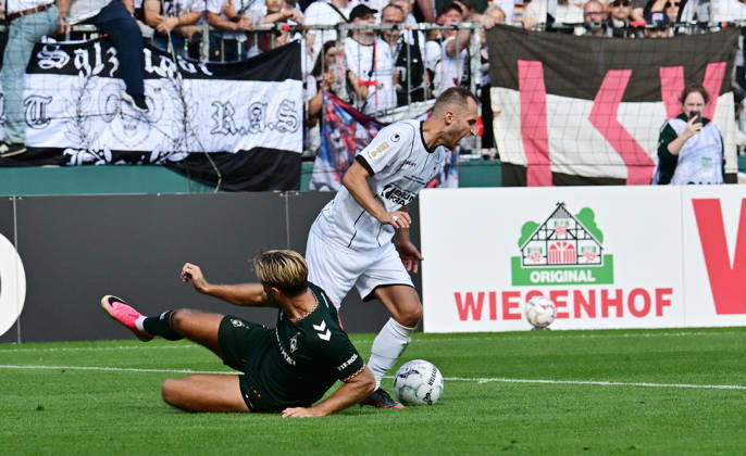 August 22, 2026, German Soccer, Men, DFB Cup, 1st Round, 2026–2027 Season, Hamburg, Lüneburger SK vs. Werder Bremen: Niclas Füllkrug (Werder, No. 10) fouls Marian Kunze (Lüneburg, No. 10) and receives a yellow card. DFB and DFL regulations prohibit any use of photographs as image sequences and or quasi-video. Hamburg Millerntorstadion, Hamburg, Germany Copyright: xnordphotoxGmbH xWitkex