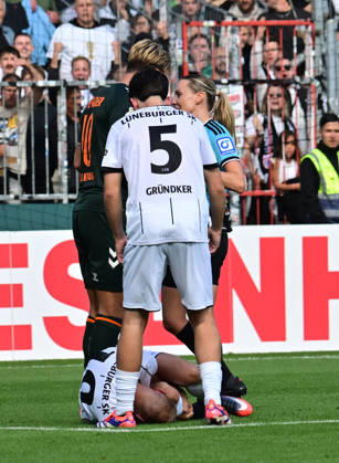 August 22, 2026, German Soccer, Men, DFB Cup, 1st Round, 2026–2027 Season, Hamburg, Lüneburger SK vs. Werder Bremen: Niclas Füllkrug (Werder, No. 10) fouls Marian Kunze (Lüneburg, No. 10) and receives a yellow card. DFB and DFL regulations prohibit any use of photographs as image sequences and or quasi-video. Hamburg Millerntorstadion, Hamburg, Germany Copyright: xnordphotoxGmbH xWitkex