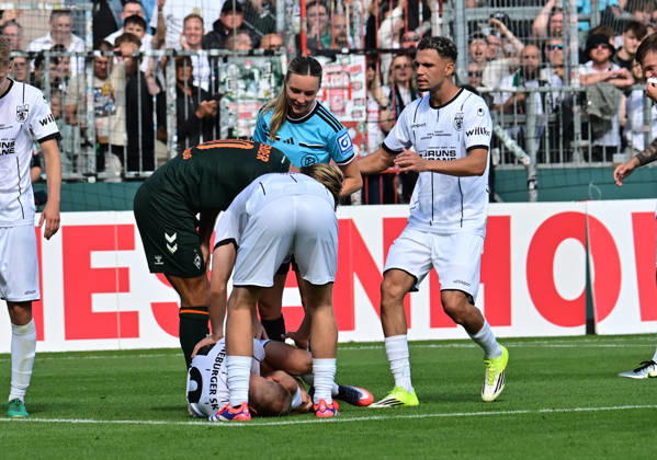 August 22, 2026, German Soccer, Men, DFB Cup, 1st Round, 2026–2027 Season, Hamburg, Lüneburger SK vs. Werder Bremen: Niclas Füllkrug (Werder, No. 10) fouls Marian Kunze (Lüneburg, No. 10) and receives a yellow card. DFB and DFL regulations prohibit any use of photographs as image sequences and or quasi-video. Hamburg Millerntorstadion, Hamburg, Germany Copyright: xnordphotoxGmbH xWitkex