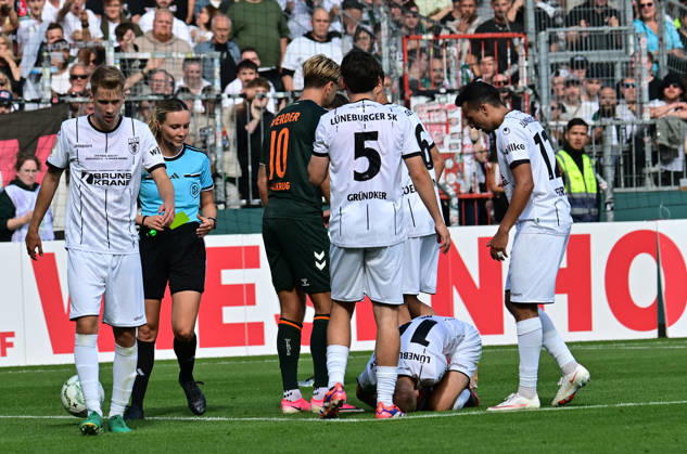 August 22, 2026, German Soccer, Men, DFB Cup, 1st Round, 2026–2027 Season, Hamburg, Lüneburger SK vs. Werder Bremen: Niclas Füllkrug (Werder, No. 10) fouls Marian Kunze (Lüneburg, No. 10) and receives a yellow card. DFB and DFL regulations prohibit any use of photographs as image sequences and or quasi-video. Hamburg Millerntorstadion, Hamburg, Germany Copyright: xnordphotoxGmbH xWitkex