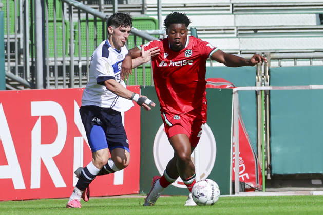 Ledjon Fikaj of SV Hemelingen and Ime Okon of Hannover 96 battle for the ball during the DFB Cup match between SV Hemelingen and Hannover 96 at Weserstadion on August 22, 2026, in Bremen, Germany Photo by Marco Steinbrenner, DeFodi Images Ledjon Fikaj of SV Hemelingen and Ime Okon of Hannover 96 battle for the ball during the DFB Cup match between SV Hemelingen and Hannover 96 at Weserstadion on August 22, 2026 in Bremen, Germany. Photo by Marco Steinbrenner, DeFodi Images. Photo by Marco Steinbrenner, DeFodi Images.