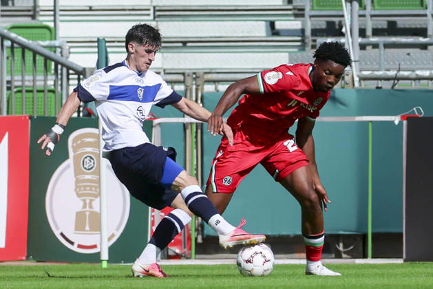 Ledjon Fikaj of SV Hemelingen and Ime Okon of Hannover 96 battle for the ball during the DFB Cup match between SV Hemelingen and Hannover 96 at Weserstadion on August 22, 2026, in Bremen, Germany Photo by Marco Steinbrenner, DeFodi Images Ledjon Fikaj of SV Hemelingen and Ime Okon of Hannover 96 battle for the ball during the DFB Cup match between SV Hemelingen and Hannover 96 at Weserstadion on August 22, 2026 in Bremen, Germany. Photo by Marco Steinbrenner, DeFodi Images. Photo by Marco Steinbrenner, DeFodi Images.