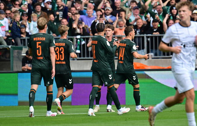 August 22, 2026, German Soccer, Men, DFB Cup, 1st Round, 2026–2027 Season, Hamburg, Lüneburger SK vs. Werder Bremen: Jens Stage (Werder 06) scores the 1–0 goal for Bremen past goalkeeper Tommy Henze (Pauli 01) and celebrates with the team. DFB and DFL regulations prohibit any use of photographs as image sequences and or quasi-video. Hamburg Millerntorstadion, Hamburg, Germany Copyright: xnordphotoxGmbH xWitkex