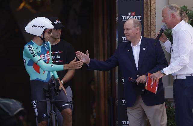 Spanish rider Diego Uriarte (Kern Pharma) greets Prince Albert of Monaco (2R) as he waits for the start during Tour of Spain s first stage, a 9.4 kilometers time trial in Monaco. First stage. Time trial in Monaco (9.4 km) !ACHTUNG: NUR REDAKTIONELLE NUTZUNG!  Copyright: xJavierxLizónx GRAF3210 20260822-55021202664_1